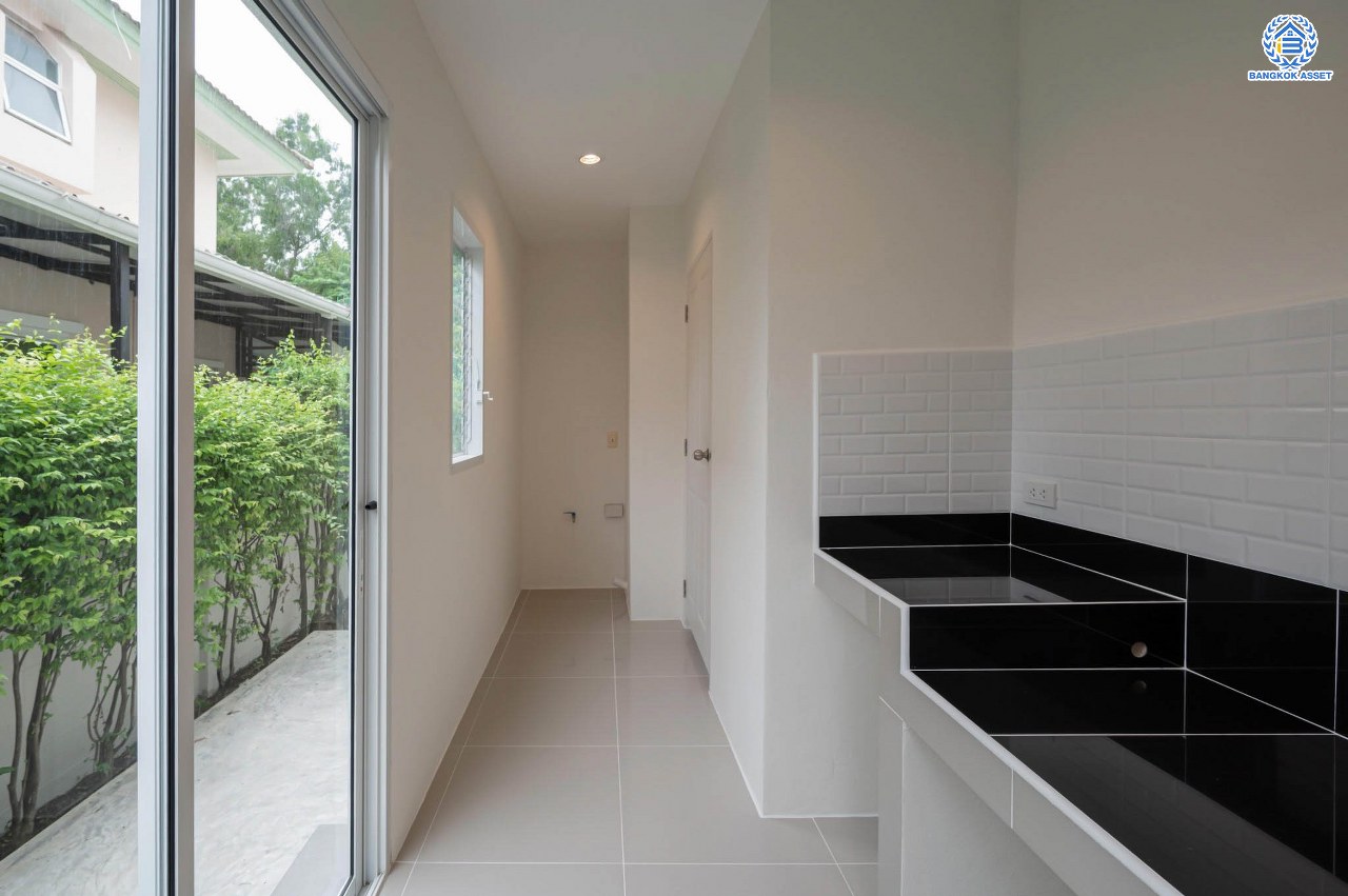 บ้านมือสองตกแต่งใหม่ โครงการ ชัยพฤกษ์2 ราชพฤกษ์-ติวานนท์ หลังมุม เนื้อที่ 57.30 ตร.ว. ฟังก์ชัน 3 ห้องนอน 2 ห้องน้ำ จอดรถได้ 2 คัน บรรยากาศเงียบสงบเป็นส่วนตัว สิ่งอำนวยความสะดวกมากมาย! บนทำเลศักยภาพ หน้าโครงการติดถนนใหญ่ เชื่อมต่อถนนราชพฤกษ์ ใกล้จุดขึ้นทางด่วน "ศรีสมาน"...